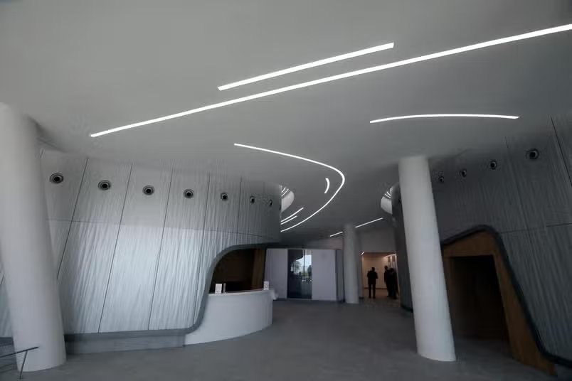 “In Monaco, all construction sites present a challenge, but this one unites them all”: the story of the incredible logistical and technical challenge of building a new thermal power plant 14 The lobby of the new building includes several circular islands, always striving for a gentle welcoming experience for patients.