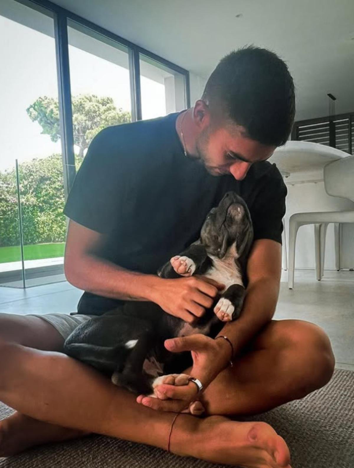 We entered the home of Ferran Torres (26 years old) in Gava: a very luxurious Mediterranean-style chalet and a gated pool (in the water) 15 Ferran Torres's house has a swimming pool with a gate lowered into the water.