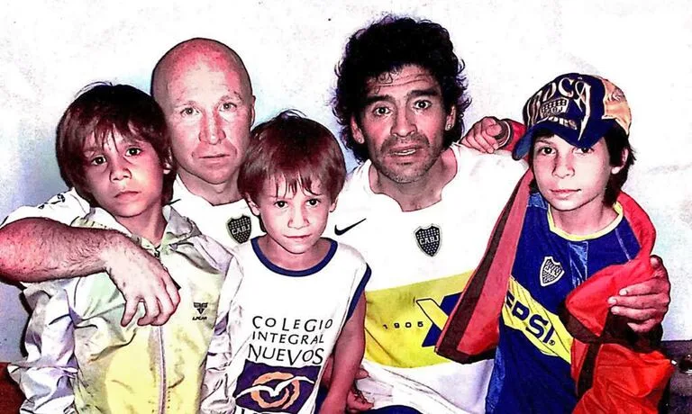 Mac Allister and De Paul: between Maradona's legacy and another duel with England 15 Alexis (center) with her father, brothers and Diego Maradona during an exhibition match in 2005.