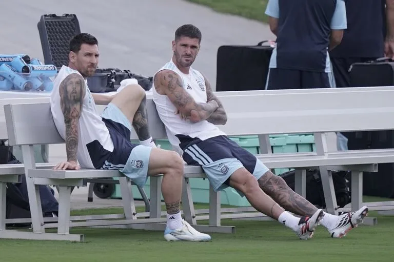 Mac Allister and De Paul: between Maradona's legacy and another duel with England 17 Rodrigo de Paul with Lionel Messi, his friend and one of the two greatest footballers of his generation, and Diego Maradona.