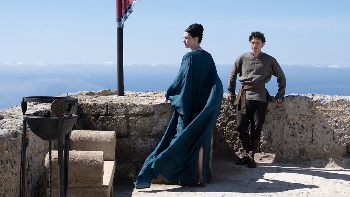Anne Hathaway and Tom Holland 