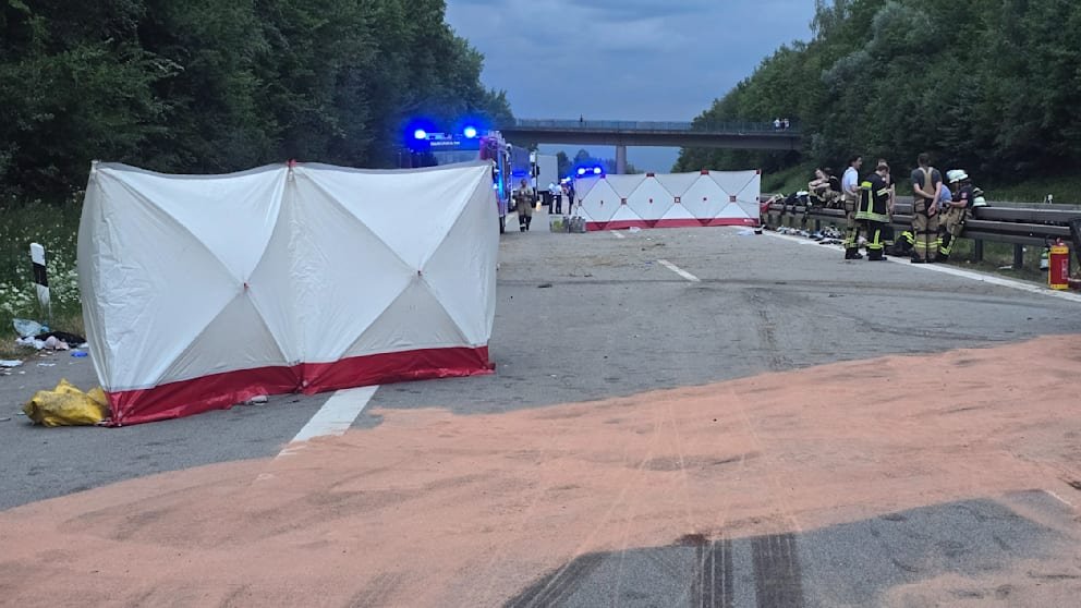 Police are looking for a gray Porsche 911: Girl (13) died in accident on A3 | Regional 13 Scene of an accident on the A3 highway near Passau
