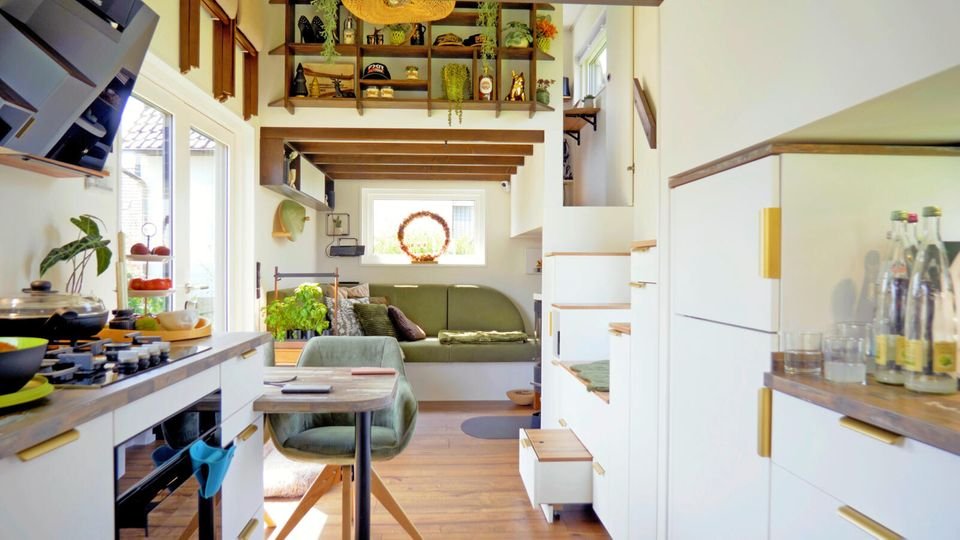 Living in a Small Space: How Close Can a Partnership Handle? 16 Tiny apartment