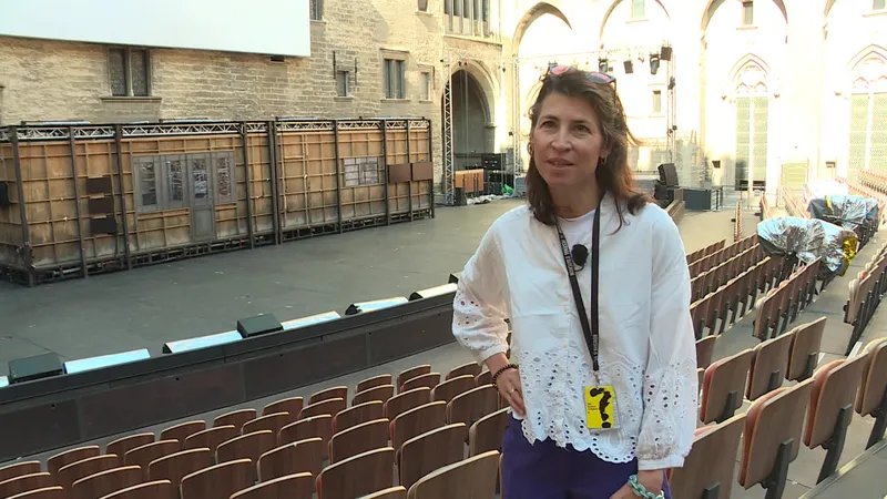 'It's very, very difficult': spectators and actors suffer in heat at Avignon festival, voices are raised to postpone it 20 Clementine Aubry, deputy director of the Avignon Festival, in front of the stage of the main courtyard of the Palais des Papes.