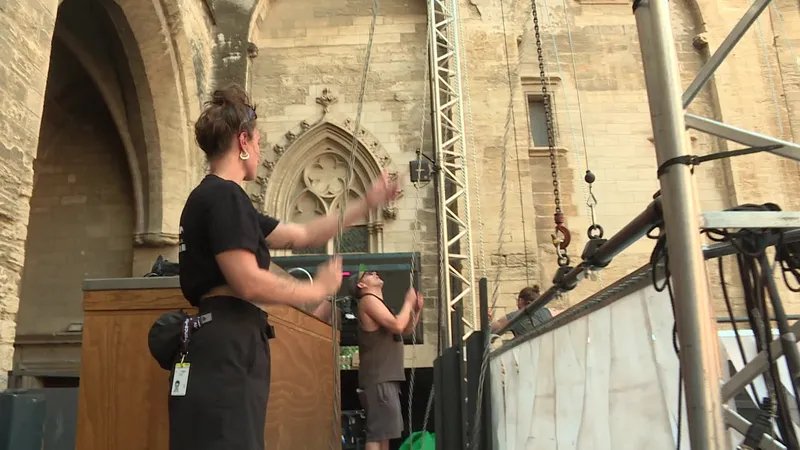 'It's very, very difficult': spectators and actors suffer in heat at Avignon festival, voices are raised to postpone it 19 A heat wave puts pressure on technicians working to set up decorations at the Avignon Festival.