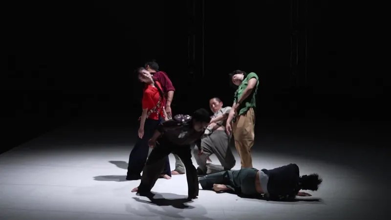 'It's very, very difficult': spectators and actors suffer in heat at Avignon festival, voices are raised to postpone it 23 Artists