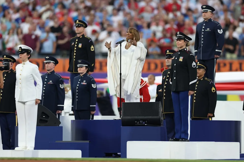 MLB fans criticize Patti LaBelle's national anthem performance at All-Star Game in her hometown of Philadelphia: 'Totally disrespectful' 22 Some called this performance