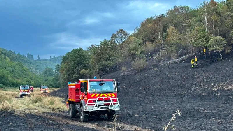 Forest fire in Morvan: 110 firefighters, 2 helicopters and reinforcements mobilized 15 80 firefighters intervene to put out a fire in La Grande Verriere.