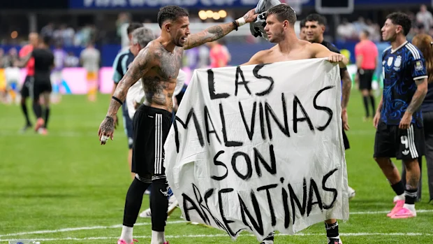 2026 FIFA World Cup | Jude Bellingham hit Valentin Barco on the head, Argentina's political banner, England lose semi-final 13 Giovani Lo Celso and Nicolas Otamendi hold the banner.