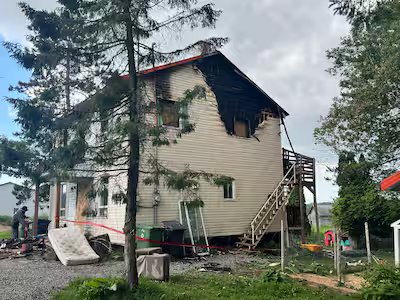 Fatal fire in Donnacona: the victim allegedly sought help even before the tragedy 15 To enter or leave the house, the victim had no choice but to use the patio door, which led to the stairs at the rear of the house. However, it was through this door that burning shells could be fired.