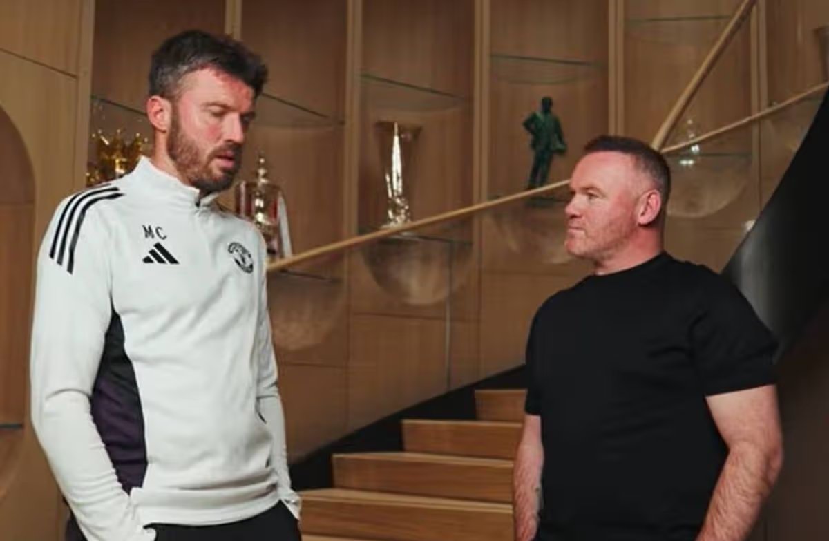 Michael Carrick received a third offer from the former Manchester United player to return to the club 17 Michael Carrick speaks to Wayne Rooney at Carrington training ground