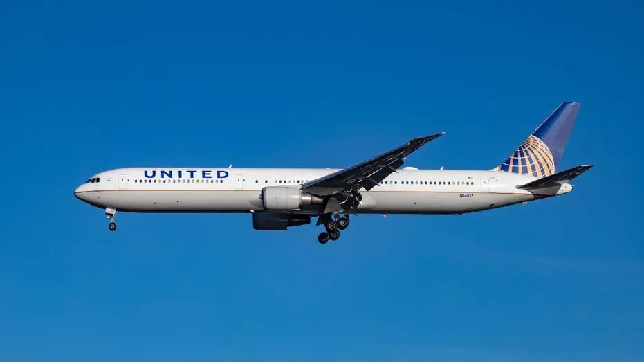 United Airlines will offer free flight changes to avoid Trump Airport 15 United Airlines plane in flight