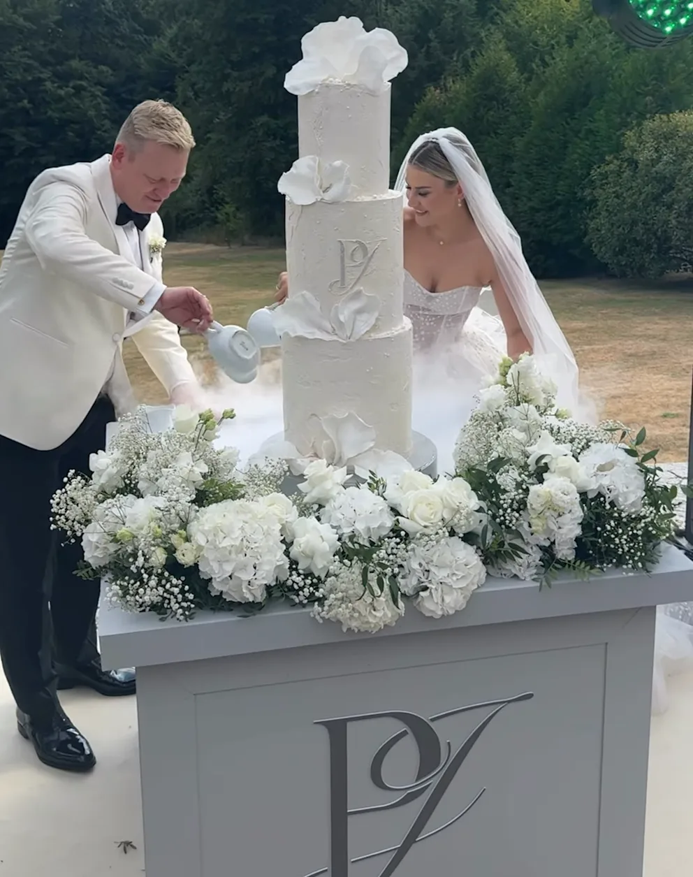 Only the love of Knossi and Leah could be even stronger than the wedding cake baked by Sally.