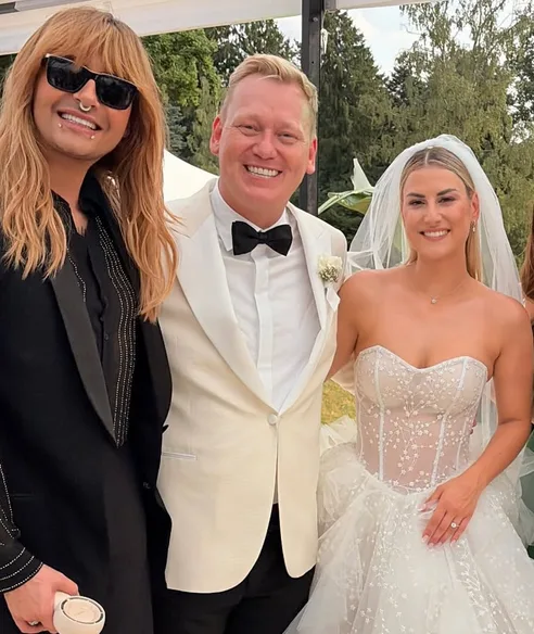 Bill Kaulitz (left) with radiant white wedding couple Knossi and Leah.