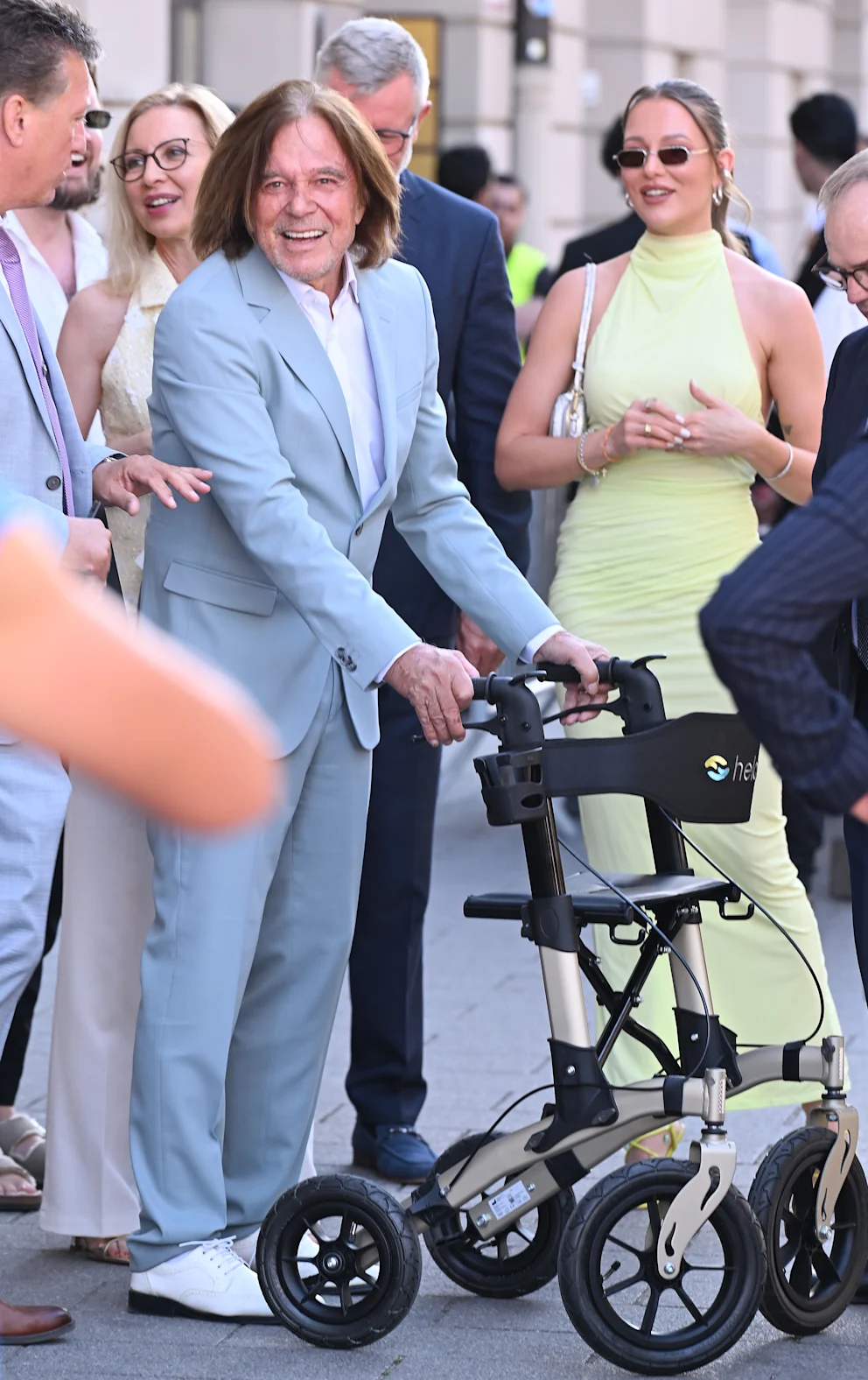 Joelina Drews (right) with her father Jürgen Drews a week ago in Munich. The singer had a walker with him as a walking aid.