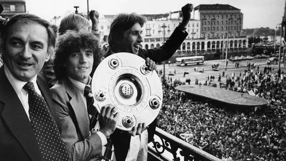 9 June 1979: Keegan presents the championship trophy to HSV fans on the balcony of Hamburg City Hall.