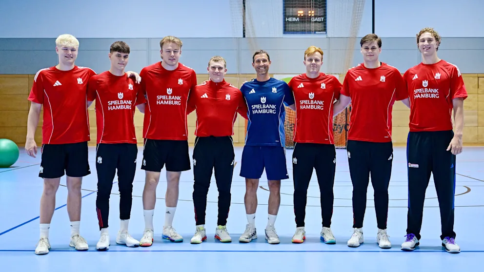 HBL: Three bosses, six new ones, one mission! HSV begins next renovation | Sports mix 14 Coach Thorsten Jansen (49/4 right) with his nine additions (from left): Norwin Payne, Alem Hadzic, Martin Hovde, Noah Beyer, Nikolaj Dahling, Jan Schmidt, Leon Novotny.