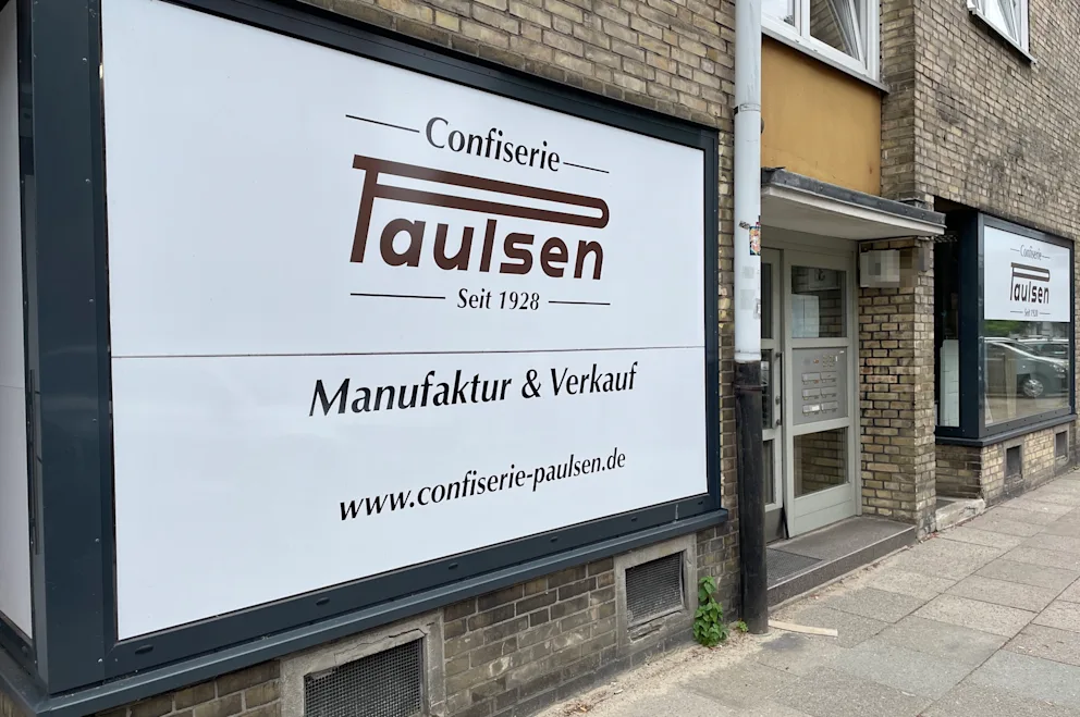 The Confiserie Paulsen factory is located in the Hohenfelde district of Hamburg.