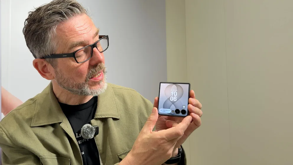 Small, (almost) square, good: The Galaxy Z Flip 8 fits into any pocket. Inside there is a large 6.9-inch foldable display. The external display is ideal for taking selfies.