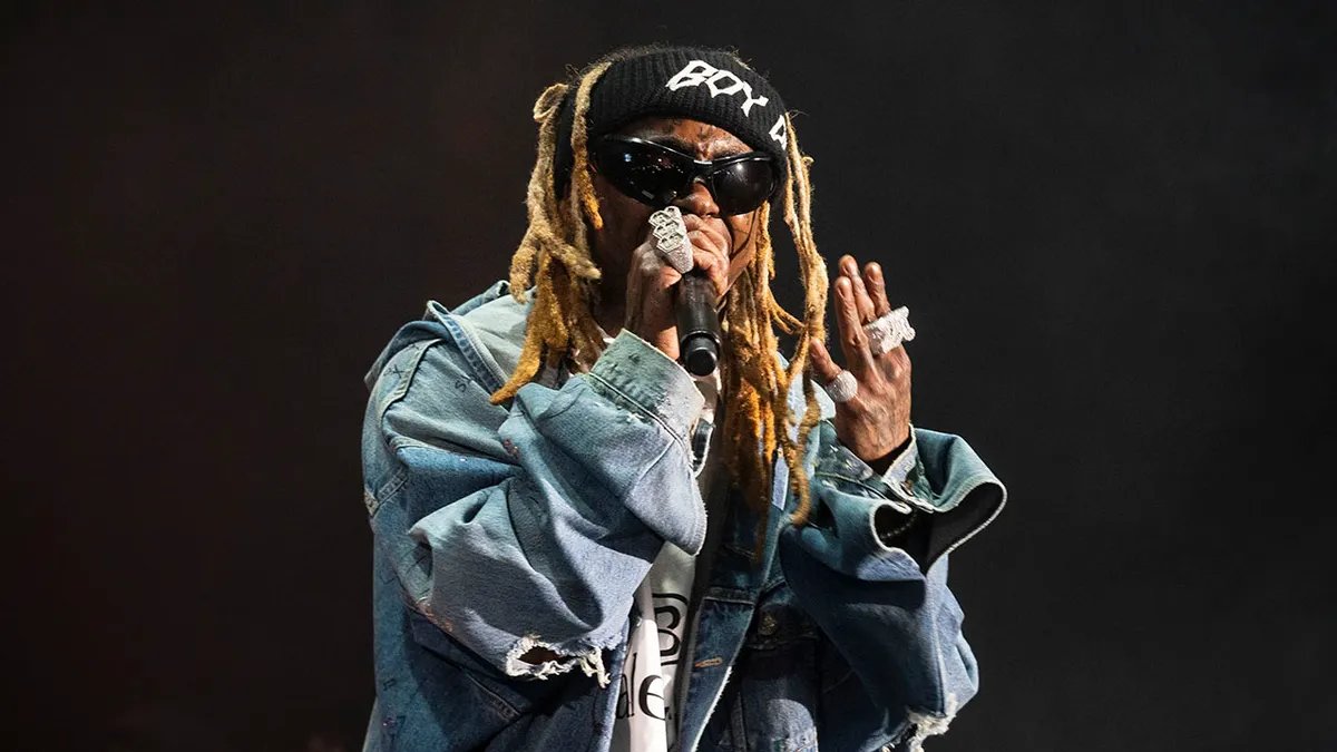 Lil Wayne performs