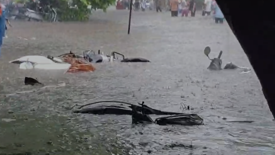 Ahmedabad receives over 5 inches of rain in 6 hours, many roads and underpasses are closed due to flooding, schools and colleges are advised to vacate immediately 33 image.png