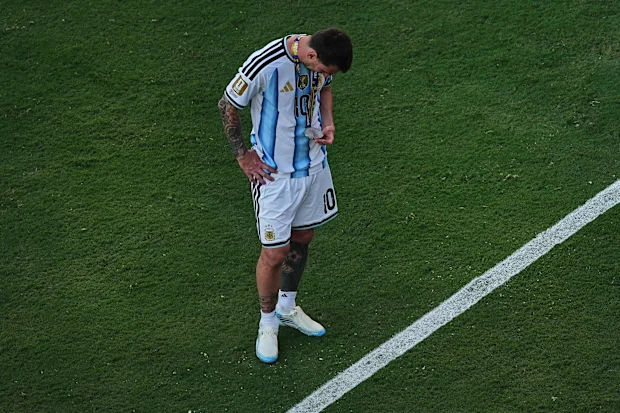 FIFA World Cup 2026: Rodri and Nicolas Otamendi clash, conversation after the final; Argentina's reaction 15 Lionel Messi checks his medal after Argentina's defeat in the World Cup final.