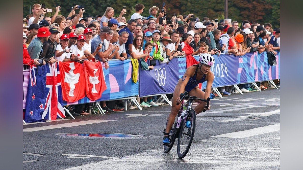 Manami Iijima competed for Guam at the Summer Olympics in Paris. She will make her Bundesliga debut in Hannover. FRANCE, PARIS - July 31, 2024: Manami Iijima of Guam competes in the women's individual triathlon race at the 2024 Summer Trials.