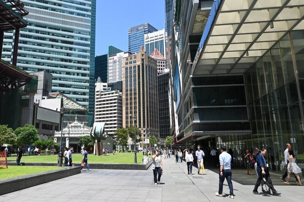 Singapore: Chewing Gum Ban: Between Social Control and Hygiene Obsession 14 Passersby stroll during lunch in the Raffles Place financial district in Singapore, May 19, 2026.