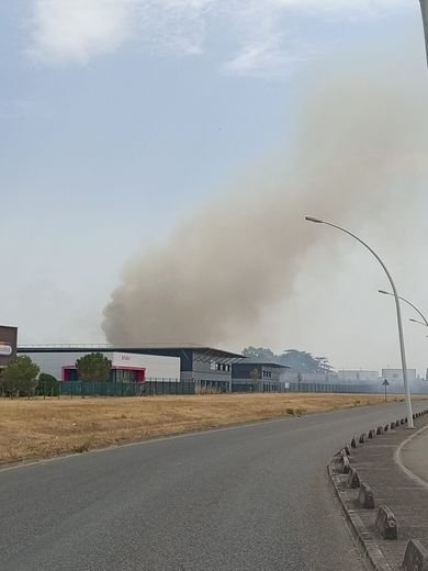 A column of smoke west of Toulouse.