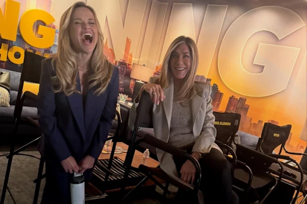 Reese Witherspoon and Jennifer Aniston on the set of Morning Wars