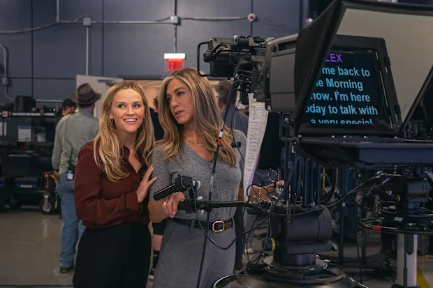 Reese Witherspoon and Jennifer Aniston on the set of Morning Wars