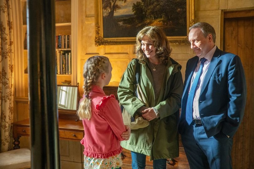 Fiona's real-life pregnancy was incorporated into the storyline. In the story, Sarah and Tom welcomed their daughter Betty, and twin girls were chosen to play the role of their child.
