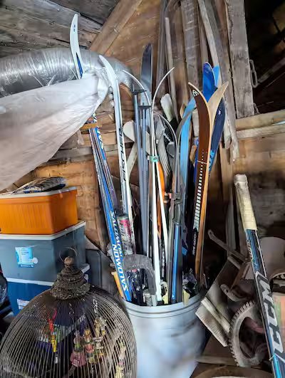 (PHOTOS) This trash collector collects the treasures you throw in the trash. 19 Skis, hockey sticks, bird cages... Steve Chartrand finds them all in his collections.