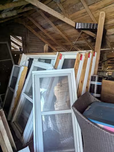 (PHOTOS) This trash collector collects the treasures you throw in the trash. 20 Waste collector Steve Chartrand collects any recyclable waste along his route. His “Alibaba Cave” contains skis, car parts, windows (in this photo), furniture, suitcases, toys and jewelry, rings, necklaces, watches.