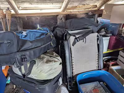 (PHOTOS) This trash collector collects the treasures you throw in the trash. 23 Suitcases and other bags abandoned on the side of the road also make him happy, since most of them are still in perfect condition.