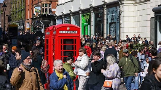 London is plagued by an epidemic of phone thefts, targeting both locals and tourists.