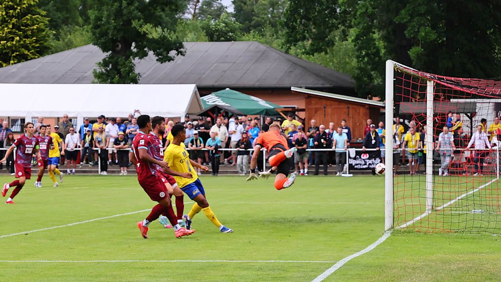 3:3 and new names: But suddenly Lock Leipzig had a big problem | sport 11 Thanks to this own goal, Lock Leipzig took the lead 1:0.
