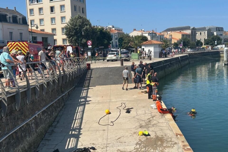 A car fell into a port in the Vendée: three witnesses to the incident saved the driver of the car at the last minute 12 The 85-year-old motorist reportedly panicked as he drove out of a parking lot near the fishing port of Sables d'Olonne. He completed his journey in the waters of the port of Sable.