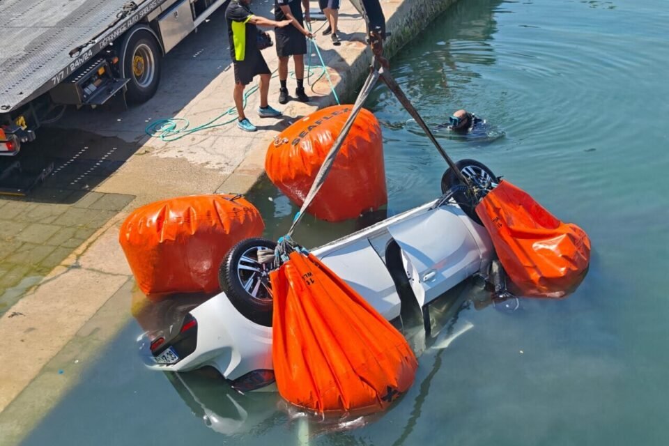 A car fell into a port in the Vendée: three witnesses to the incident saved the driver of the car at the last minute 13 Divers installed parachute buoys on the vehicle to lift it to the surface for