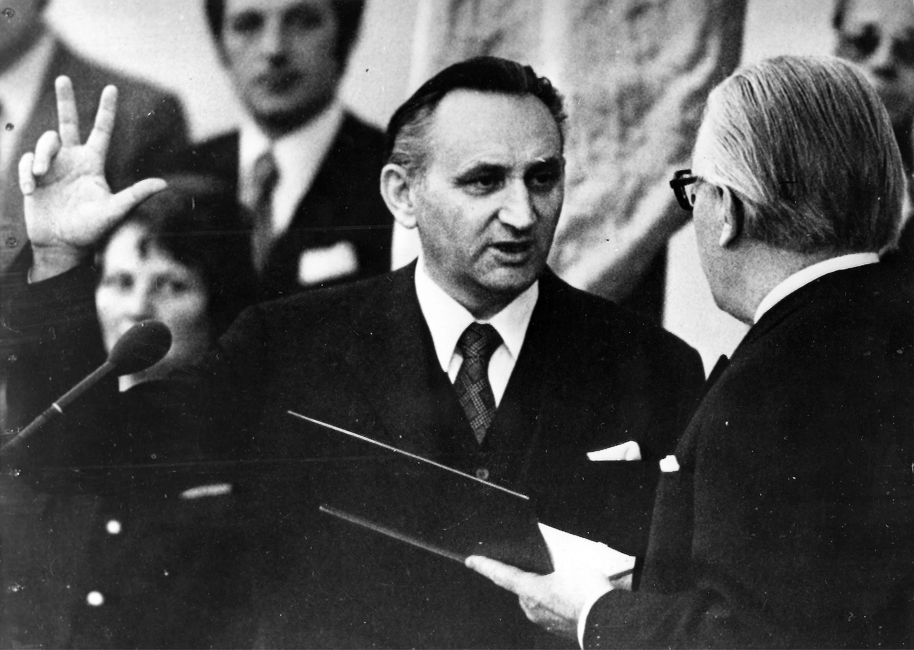 The Basic Law does not specify the number of fingers raised: Egon Bahr was sworn in as Federal Minister for Economic Cooperation on 10 July 1974 by Vice-President of the Bundestag Kai Ove von Hassell.