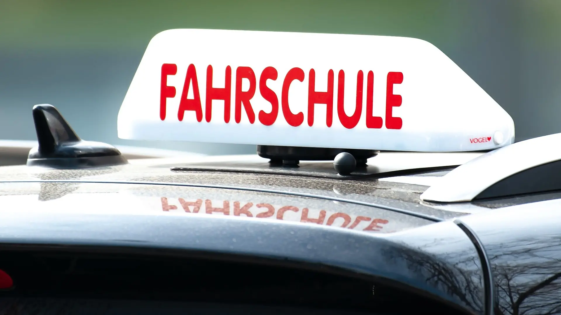 A hunting projectile hit a driving school car in the Ludwigslust-Parchim area. (symbol image)