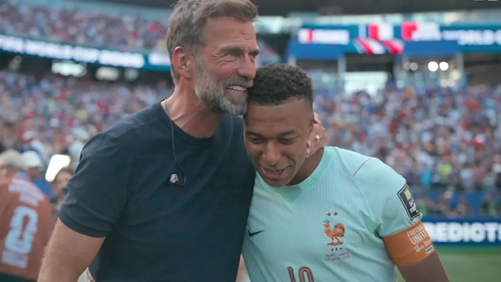 After the pre-match revelation: special TV moment between Klopp and Mbappe | sport 13 Jurgen Klopp warms up Kylian Mbappe after the French reach the semi-finals