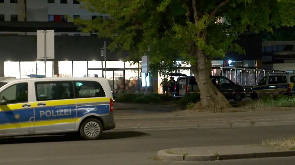 There are police officers on duty at the supermarket. According to police, the hostage situation is taking place at a supermarket in Berlin.