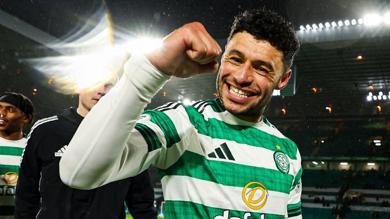 Camilo Duran: Celtic signed a new contract for the first time in the summer: the striker moved from Qarabag on a five-year contract | Football news 13 Celtic player Alex Oxlade-Chamberlain celebrates the winning goal all the time
