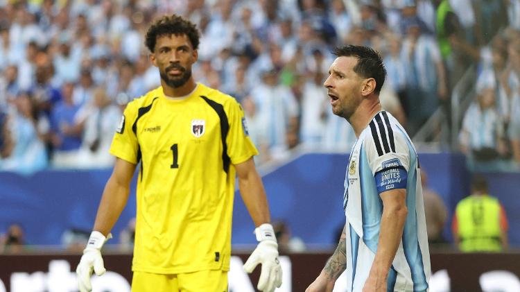 Lionel Messi and Vozinha during the Argentina x Cape Verde match at the World Cup