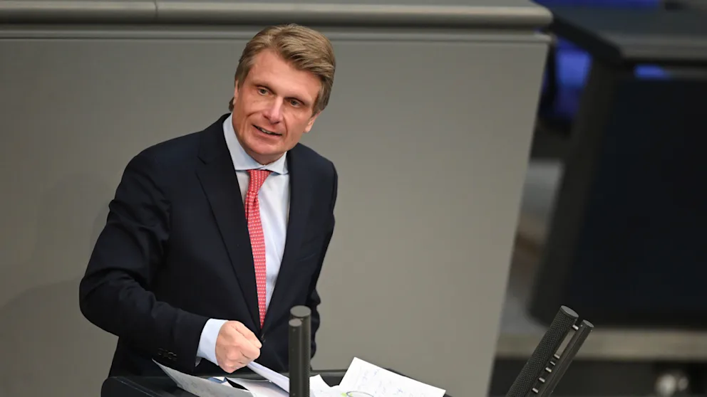Car accident on B27: urgent operation! CDU politician Thomas Bareis was involved in a serious accident | policy 11 Thomas Bareiss (51 years old, CDU), member of the German Bundestag, gives a speech in the plenary hall