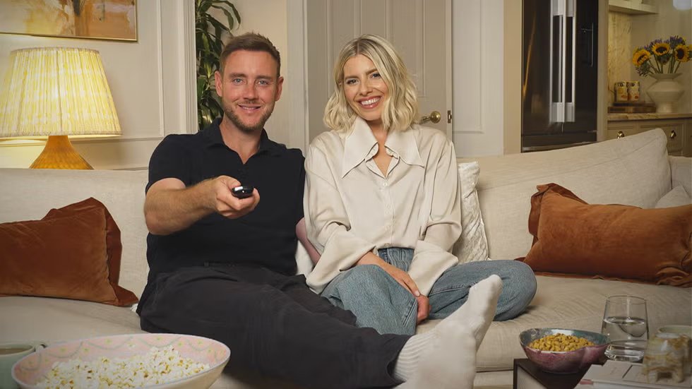 EMBARGO 9.7.26 21:00 Molly King and Stuart Broad, Gogglebox Molly King and Stuart Broad, bespectacled