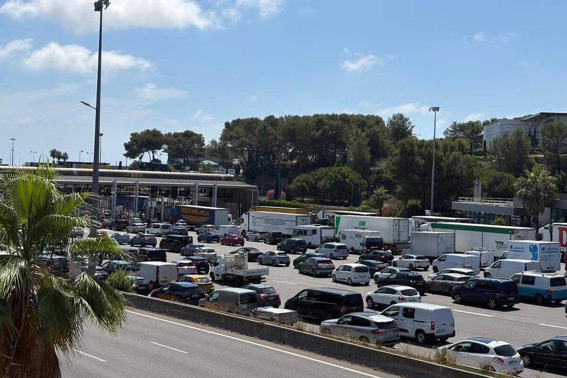 Another 25 kilometers of traffic jams are expected in the direction of Nice. 