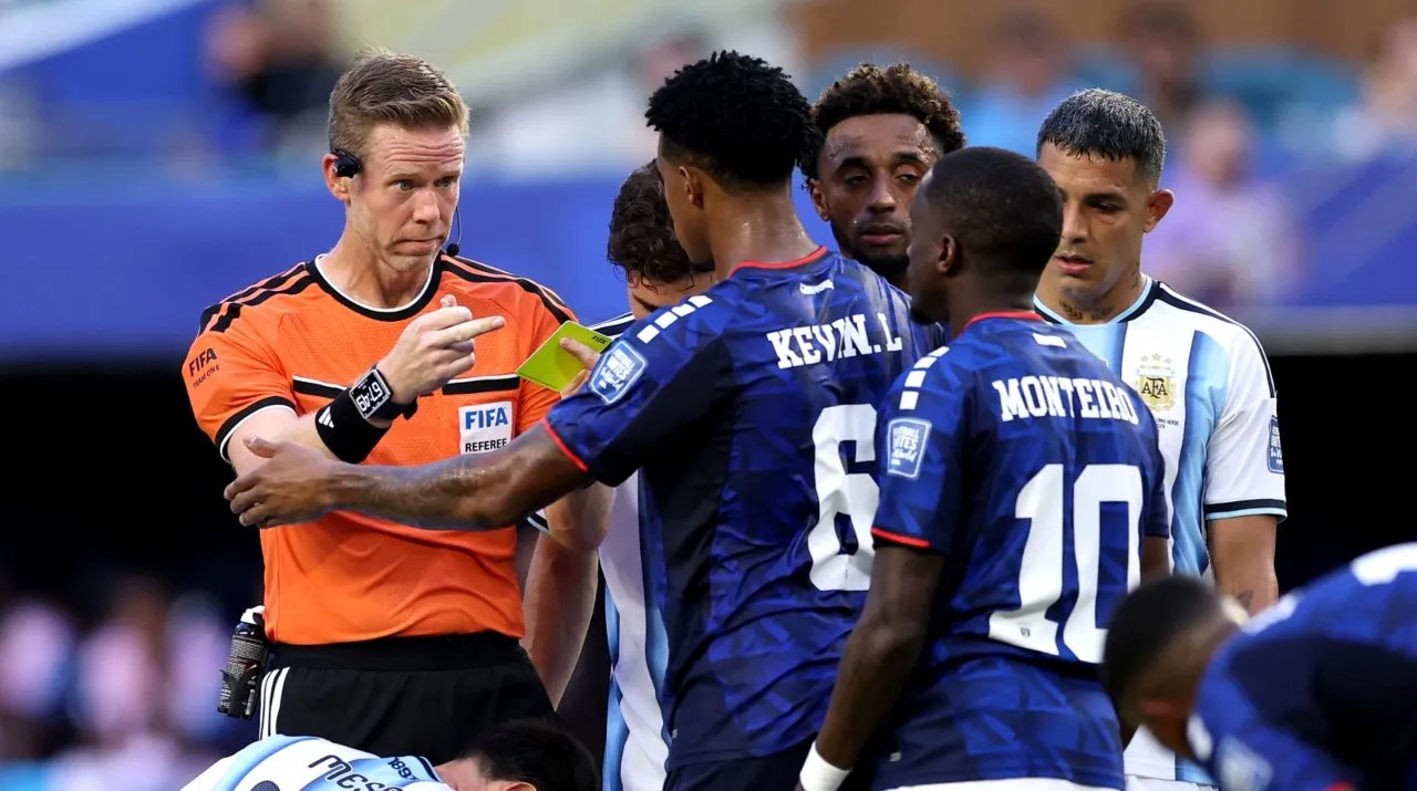 Despite the victory over Cape Verde in the 16th round of the 2026 World Cup, FIFA will impose sanctions on Argentina. 11 Drew Fisher was the referee for Argentina's match against Cape Verde. (Photo: Getty Images)
