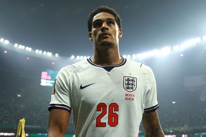 England substitute sent off with brutal red card as Thomas Tuchel's decision backfires on Mexico 11 Jarell Quanza #26 of England leaves the field after receiving a red card for a tackle on Jesus Gallardo #23 of Mexico during the 2026 FIFA World Cup Round of 16 match between Mexico and England at Mexico City Stadium on July 5, 2026 in Mexico City, Mexico.
